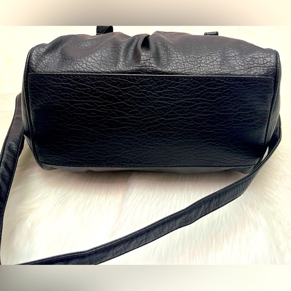 JUICY COUTURE Black adjustable Crossbody/shoulder Bag and bag charm NWOT - Picture 7 of 13